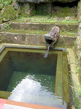 首里城内にも湧き水がある。左は沖縄でもっとも有名な湧き水といわれる「龍樋（リュウヒ）」。瑞泉門に向かう石段の途中の右手にあり、かつて王宮の飲み水として使われた。