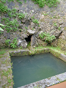 寒水川樋川（スンガーヒージャー）。龍樋と並んで、首里城内の重要な水源だった。生活用水のほか、防火用水としても利用されたという。