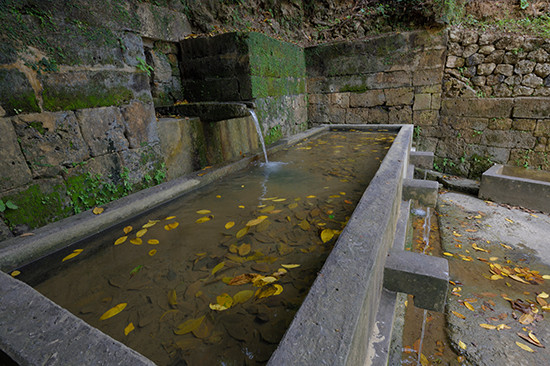 浦添市仲間にある「仲間樋川（ナカマヒージャー）」。洞穴からの湧き水を「マーイサー」と呼ばれる石灰岩の樋で導く。