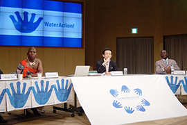 2003年の継続会議として愛知万博（2005年）で開かれた「ユース世界水フォーラム」のパネラーとして発言する野田さん