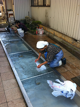 富山県黒部市生地地区の清水庵の清水。