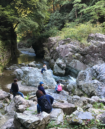 中山の滝を色んな角度から見たり、水の流れの音を聞いたりしている参加者