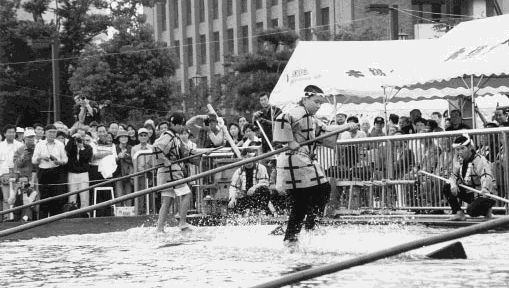 東京江東区内の木場公園のイベント池で、日頃の成果を披露する「角乗り保存会」の皆さん。 多くの若者が、江戸の伝統を継承しようと集まってくる。