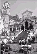 アマルフィの「海の門」をくぐると、中心の広場に出る。イスラム様式の大聖堂の姿に圧倒される。