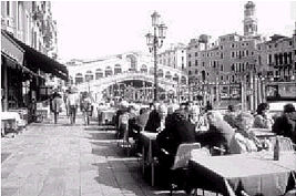 ヴェネツィアの水辺空間は時代とともに機能、イメージを変えてきた。今は岸辺にレストランのテーブルが並ぶ。