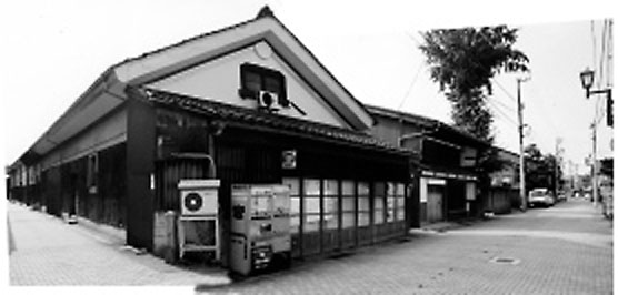 加賀藩の藩蔵で、現在は岩瀬米穀という米店になっている。前の道は旧北陸街道。加賀藩主の参勤交代の行列なども通った街道筋。