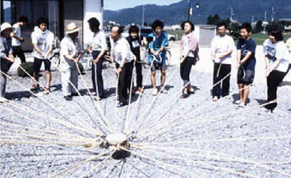 溜普請に使った瓢箪石　大澤の人たちは、昭和30年代後半までは、農閑期の春先に溜池を補修するための協同作業「溜普請」を行っていた。石に何本もの縄を巻き付けて、皆で縄を引っぱりあげたり落としたりしながらドスンドスンと土手を固めた。