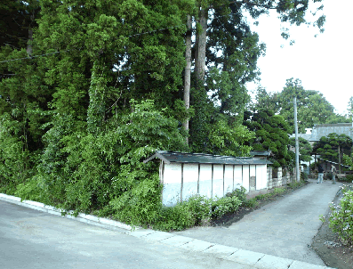 上：若林区でも、もっとも大規模なイグネが残る農家集落「長喜城」、庄子家の入口。