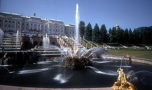 世界遺産に登録されている、ロシア、サンクト・ペテルブルグにあるピョートル宮殿の噴水。（写真提供：JTB フォト）