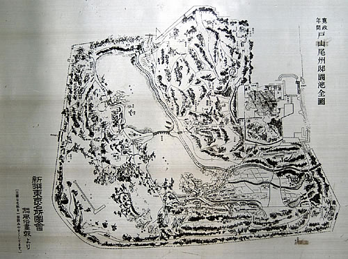 戸山の箱根山（現東京都新宿区）の立看板に画かれた戸山尾州邸園池全図 