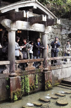 清水寺の音羽の滝は観光スポット