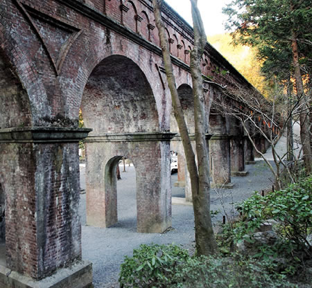 南禅寺の奥、琵琶湖疏水を流す橋脚