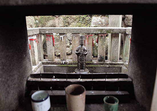 京都清水寺の奥にある水掛観音。周囲から水を掛けるのだが、観音正面には大きな石壁があり、ロウソクを立てて「拝む場所」が特別に設けられている。石壁を刳り貫いた額縁が、「どこから見るか」を示している。