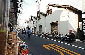 かつての藍染川、よみせ通りに立つ三角屋根の建物。現在は製版会社が使っている。