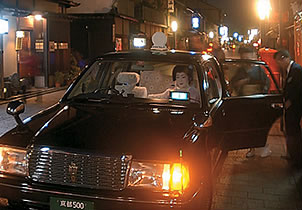京都は祇園、夜の花見小路。遠くの座敷に呼ばれたのか、置屋にはタクシーがひっきりなしに芸妓さんを迎えに来る。