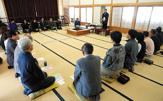 「遊ぶお茶」は現代の「講」　闘茶の神事を伝えるお茶講保存会　群馬県中之条町