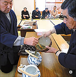 半紙に包まれたお茶を大きな片口にあけ、鉄瓶の湯を注ぐ。
