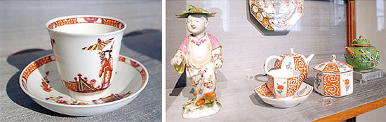 シノワズリー（中国趣味）は、ティー文化とともにヨーロッパを席巻した。ヨーロッパで磁器が作れるようになるまでは、中国から茶器が輸入され、上流社会の憧れの的となった。急須型のポット、ハンドルのない湯のみ型のカップが、当時を物語る。これらはデンマークのコペンハーゲンにある工芸美術博物館のコレクション。急須型は、銀器にまで受け継がれ、竹で編んだハンドルにも、東洋への憧憬が見て取れる。