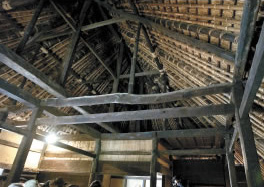 中に入って小屋組みを見上げると、室町時代の民家建築の木工技術の高さを伺い知ることができる。