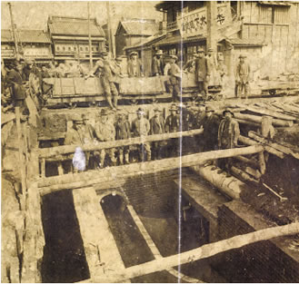 1919年（大正８）〜1921年（大正10）に行われた、現在の和泉橋 （神田川にかかる橋）付近の下水道工事。