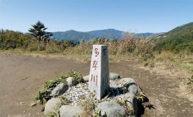 水干の西には、「小さな分水嶺」と称した三角錐の道標がたち、多摩川、荒川、富士川の分水を示す。
