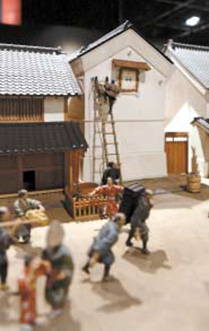 土蔵は財産を守るための耐火金庫であり、たびたび火事に見舞われた江戸の土蔵は、外塗りが24工程にも及ぶのが普通で、厚さ30cmにも達した。