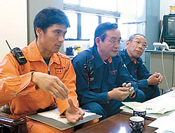右から南消防署の梶尾松治さん、越知清さん、山西正晃さん。