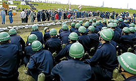 緑のヘルメットが消防団員。