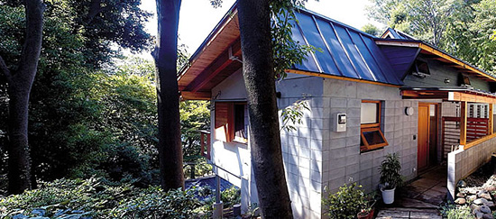 野沢正光さんが設計した、斜面に建つ住宅。