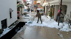 雪かきにも利用される村を巡る水路の管理も野沢組の重要な仕事だ。ガードレールがない水路には堰板をはめ水位を上げ防火用水とするための差し込みがある。豪雪地帯の活きた里川だ。