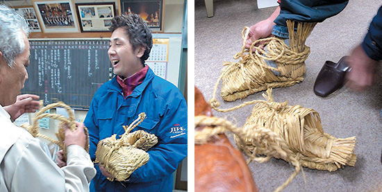 今年度の三夜講の総括山田善徳さんが祭りの夜に身につける、藁でつくったオタテグツの履き方を習いに来ていた。