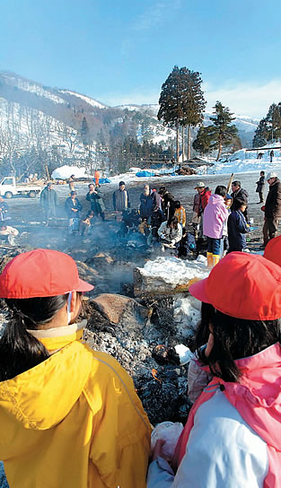 翌16日の火祭り会場。餅焼き行事は、現在小学校の授業に取り入れられ、教師の引率で行なわれている。