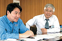 高松市水道局経営企画課の釜野清信さん（右）と、山本充英さん