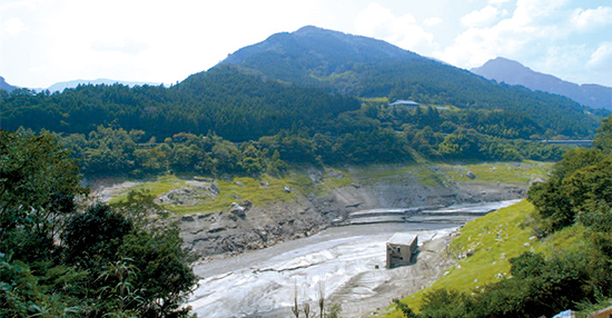 早明浦ダムの奥深く、渇水で干上がった湖底にみえる旧大川村役場。