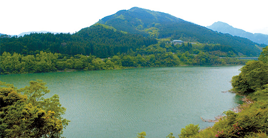 早明浦ダムの奥深く、渇水で干上がった湖底にみえる旧大川村役場。