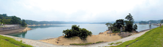 満濃池（香川県）。右が2005年の渇水期、左が2006年の満水時。