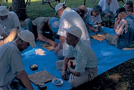 縁台将棋ならぬ公園将棋はよく見る風景だが、水の流れと木陰がセットという贅沢には、なかなかお目にかかれない。