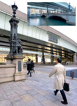 日本橋から南を臨むと、左が、近江の西川、山本山の看板の向こうが高島屋。