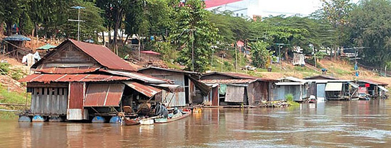 タイの水上家屋のトイレ事情。トタン板で囲った所がトイレで、渡した板にまたぐと下で魚が待ち構える。