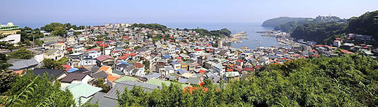 真鶴の港を囲む中心街。真鶴は関東平野の最西端、伊豆半島の東側の付け根にある。