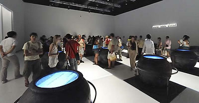 水がめにディスプレイを配置した韓国館の展示