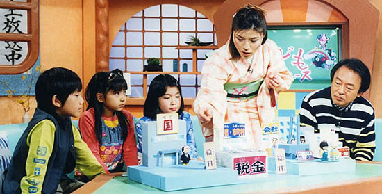 「週刊こどもニュース」で模型を使って子供たちにニュースを解説する池上彰さんと林家きく姫さん。
