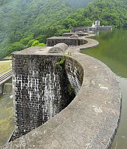 豊稔池ダム（香川県）。現存する日本最古の石積式マルチプルアーチダム。