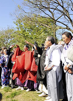 神事の後、川に向かって水神と書かれた白い石が投げられる。これを拾うと、厄除けや無病息災にご利益があるといわれ、先を争って拾おうとする人たちが待ち構えている。