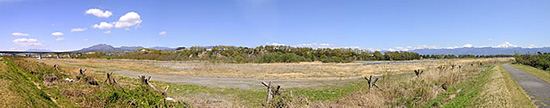 正面中央が釜無川の高岩（F）。富士山が見える右側が下流で、樹木が低くなったところが信玄堤。