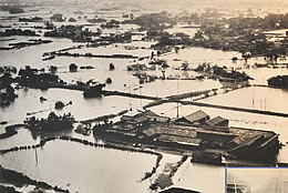 モノクロ写真は、柳川に大きな被害をもたらした1953年（昭和28）水害のときの様子。