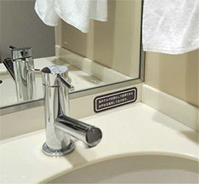ホテルの蛇口にも「安心して飲める井戸水使用」の文字が。