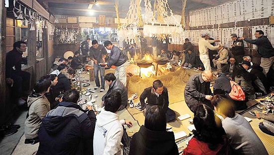 遠山郷霜月祭り／拾五社での直会の様子