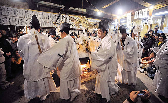 神事や湯立を務める禰宜（ねぎ）や村人は、水干（すいかん）という湯衣を着る。