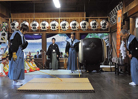 2010年の大祭はあいにくの雨。本来は屋外で行なわれる〈お弓〉の奉納は、社殿内で厳粛に執り行なわれた。